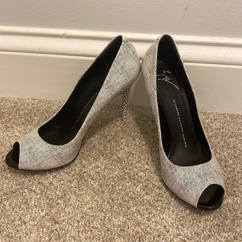 NIB Giuseppe black and white patterned peep toe heels. Size 38.5